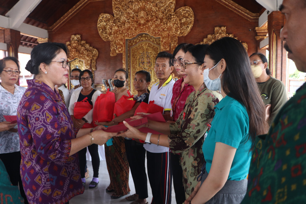 Ketua YKI Kabupaten Badung Serahkan PMT